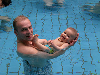 Im Babyschwimmkursen sind Vter oft nicht mehr allein unter Mttern.