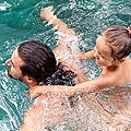 Schwimmen lernen: darauf mssen Vter achten