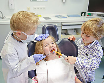 Keine Angst vor Zahnarzt: Kinder auf die Untersuchung vorbereiten 