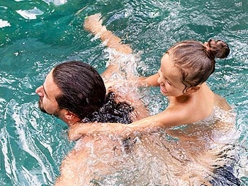 Schwimmen lernen: darauf müssen Väter achten