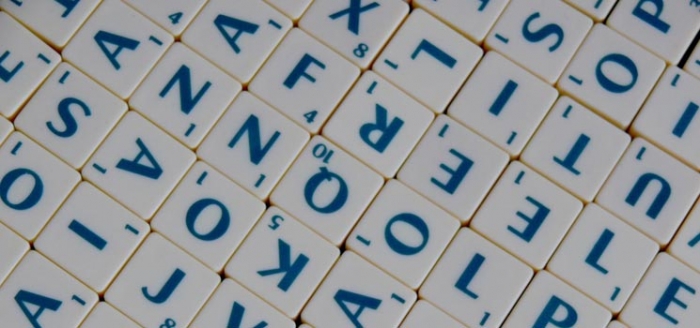 Buchstaben-Salat bei Scrabble als Symbolbild für kreative Namensfindung