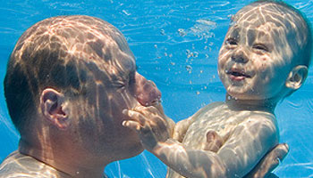 Väter und Kinder beim Schwimmen