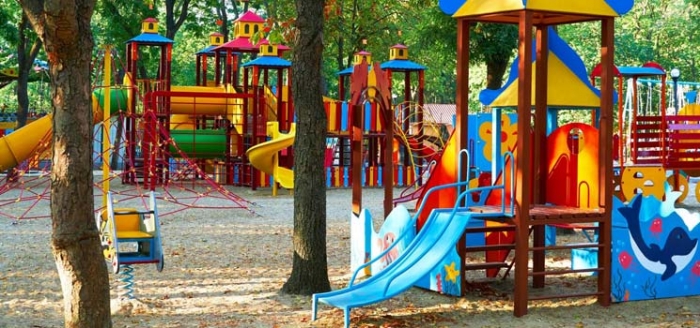 Städtischer Spielplatz bietet Abwechslung im Stadtleben-Alltag
