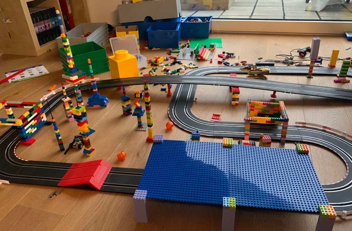 Build n Race kombiniert mit weiterer Carrerabahn und Legoteilen
