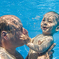 Väter und Kinder beim Schwimmen
