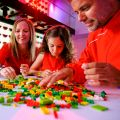 Familie baut Lego